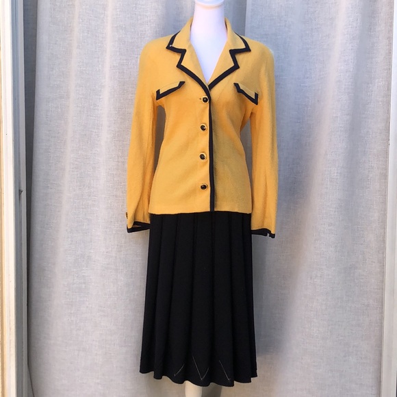 St.John by Marie Gray yellow navy blue knitted skirt/jacket blazer set